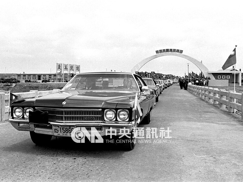 1971年3月26日，嚴家淦副總統座車嚮導大橋通車典禮。（中央社檔案照片）