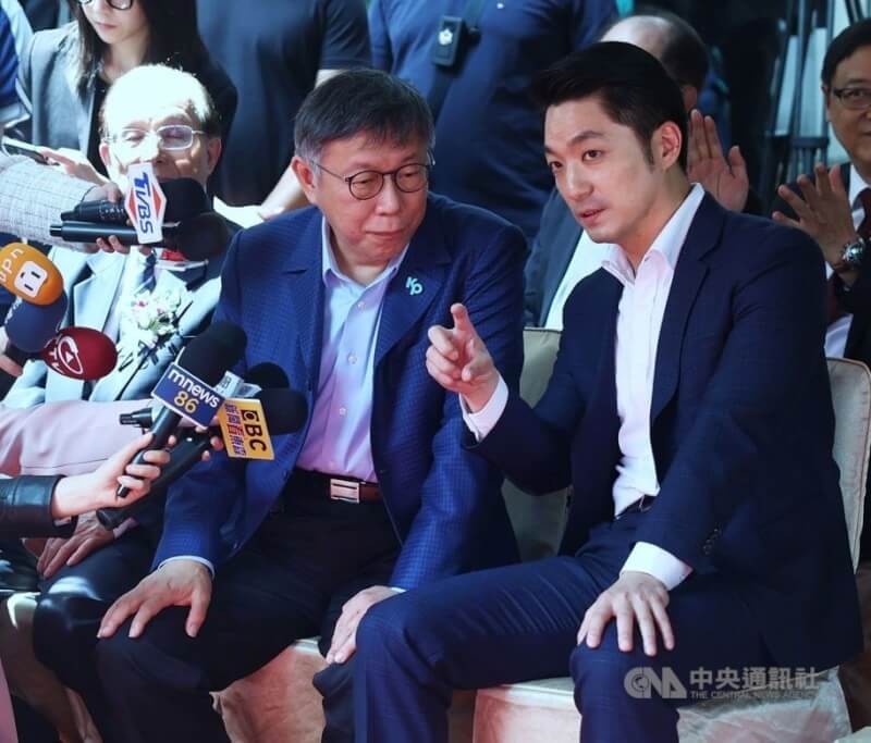 台北市长蒋万安（前右1）与民众党主席、前台北市长柯文哲（前右2）日前出席活动并接受媒体访问。（中央社档案照片）