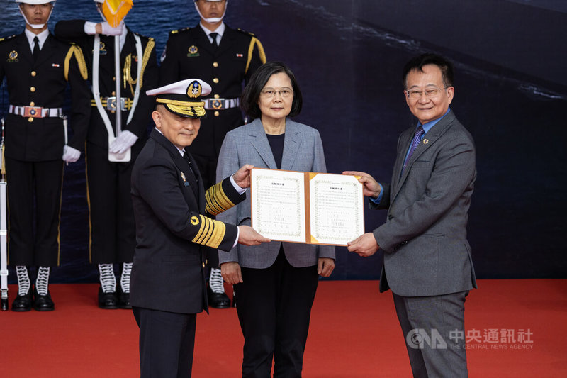 龍德造船公司26日上午在蘇澳商港12號碼頭舉辦「海軍高效能艦艇安江及萬江軍艦交艦典禮」,由總統蔡英文(前中)主持,海軍司令唐華上將(前左)、國家中山科學研究院長張忠誠(前右)出席。 中央社記者翁睿坤攝 113年3月26日