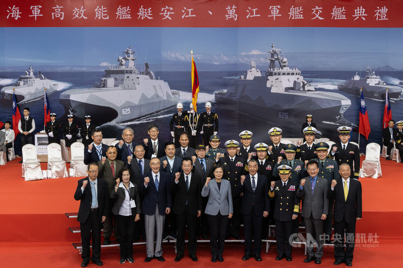 龍德造船公司26日在蘇澳商港12號碼頭舉辦「海軍高效能艦艇安江及萬江軍艦交艦典禮」,總統蔡英文(前中)、國安會秘書長顧立雄(前左4)、國防部長邱國正(前右4)、退輔會主委馮世寬(前左3)、海軍司令唐華上將(前右3),國家中山科學研究院長張忠誠(前右2)、宜蘭縣長林姿妙(前左2)及龍德造船董事長黃守真(前右1)等合影。 中央社記者翁睿坤攝 113年3月26日