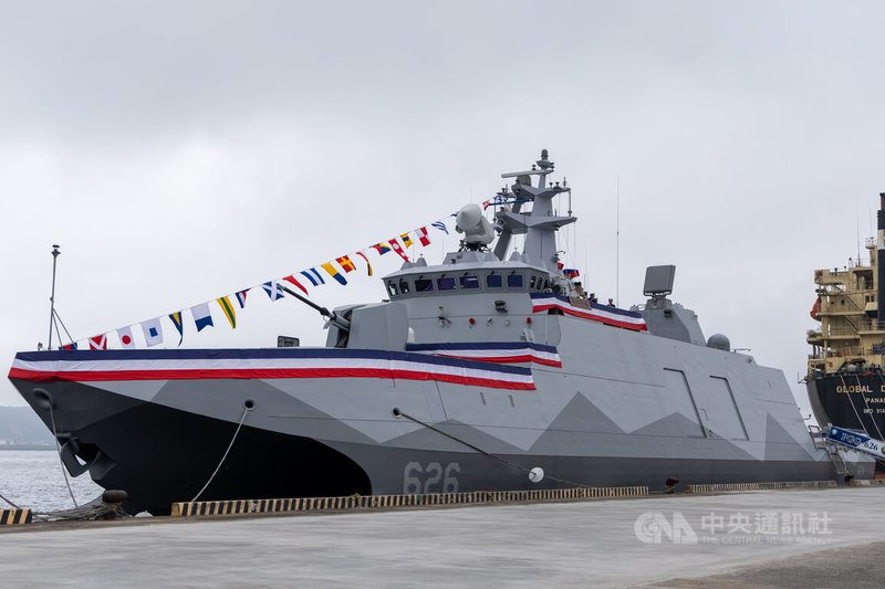 龍德造船公司26日上午在蘇澳商港12號碼頭舉辦「高效能艦艇安江、萬江軍艦」交艦典禮,圖為萬江軍艦(舷號626),此型艦艇具備機動高速、航行穩定、儎台匿蹤及火力強大的特性,可肩負制海作戰任務。中央社記者翁睿坤攝 113年3月26日