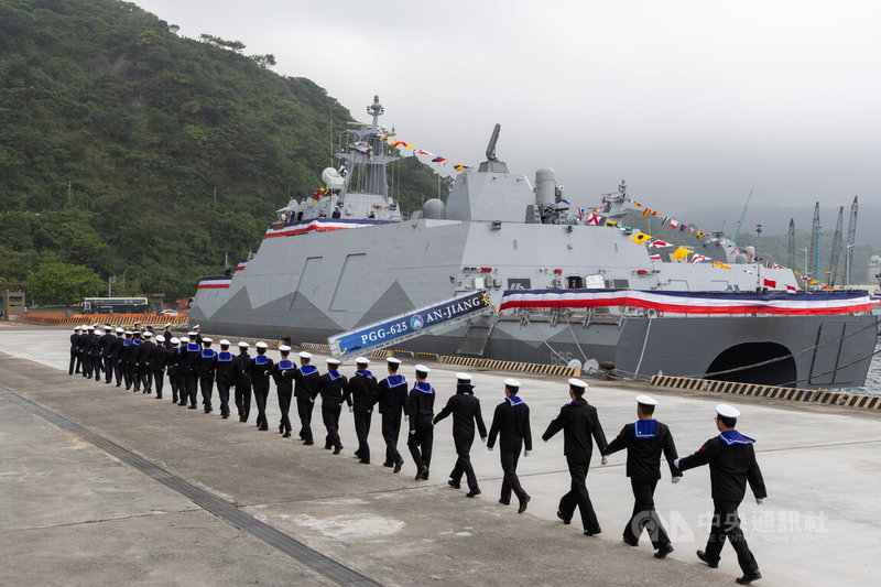 龍德造船公司26日上午在蘇澳商港12號碼頭舉辦「高效能艦艇安江、萬江軍艦」交艦典禮,圖為官兵列隊準備登上安江艦。中央社記者翁睿坤攝 113年3月26日