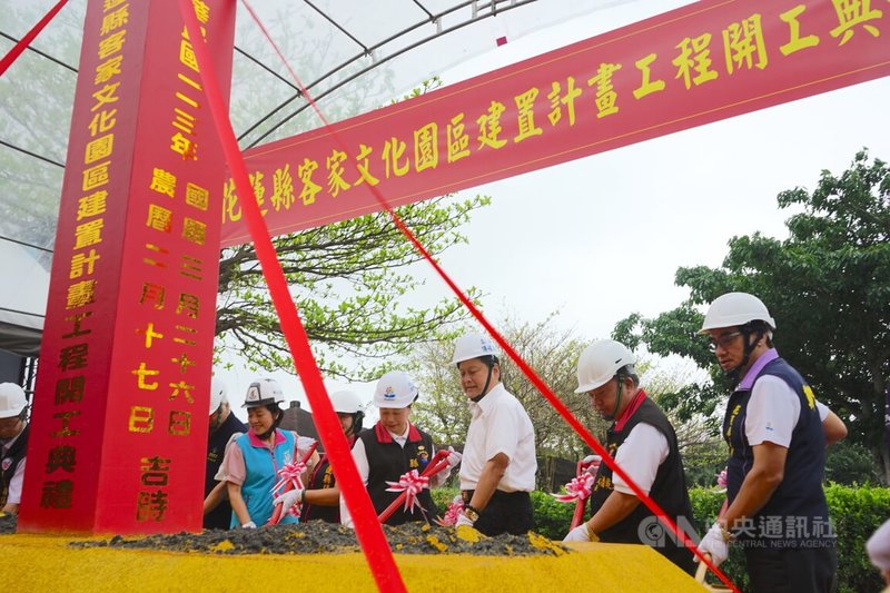 花蓮吉安鄉南埔公園啟用已20年,設施老舊,縣府斥資改建,新增客家文化建物、極限運動場及親水設施等,26日舉行動土儀式,國民黨立法院黨團總召傅崐萁(右3)、花蓮縣長徐榛蔚(右4)等人出席。中央社記者張祈攝 113年3月26日