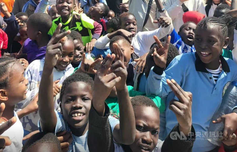 根據聯合國難民署統計，過去一年內，有50萬人從蘇丹逃至埃及躲避內戰攻擊，超過3萬名蘇丹兒童在埃及公、私立學校就讀，也有部分兒童就讀難民學校。圖為Kuku Kaka蘇丹難民學校學生。中央社記者施婉清開羅攝  113年3月26日