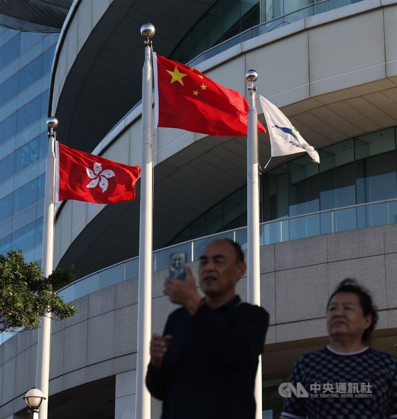 圖為香港金紫荊廣場上飄揚的香港特別行政區區旗和中華人民共和國國旗。（中央社檔案照片）