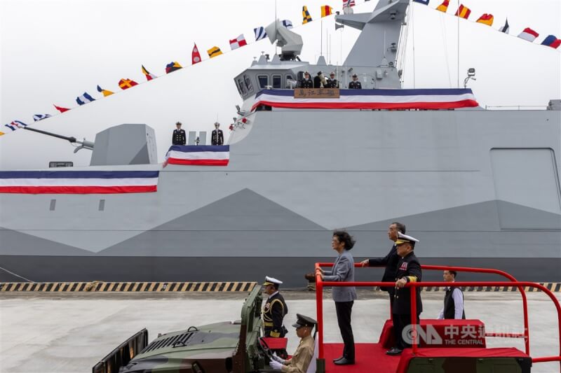 龍德造船公司26日上午在蘇澳商港12號碼頭舉辦「高效能艦艇安江、萬江軍艦」交艦典禮,總統蔡英文(灰衣者)搭車閱兵檢視「國艦國造」成果。中央社記者翁睿坤攝 113年3月26日