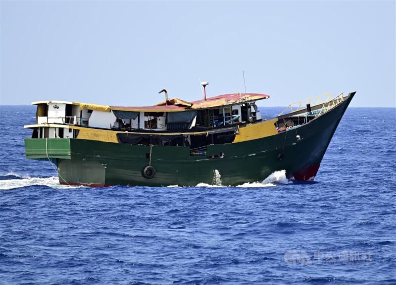 中國海警與海上民兵包夾圍堵菲國海巡艇，並向菲律賓UM4運補船多次發射強力水柱，使UM4船身和船頂多處破裂，航行時略顯不穩。中央社特約記者Edward Bungubung攝 113年3月26日