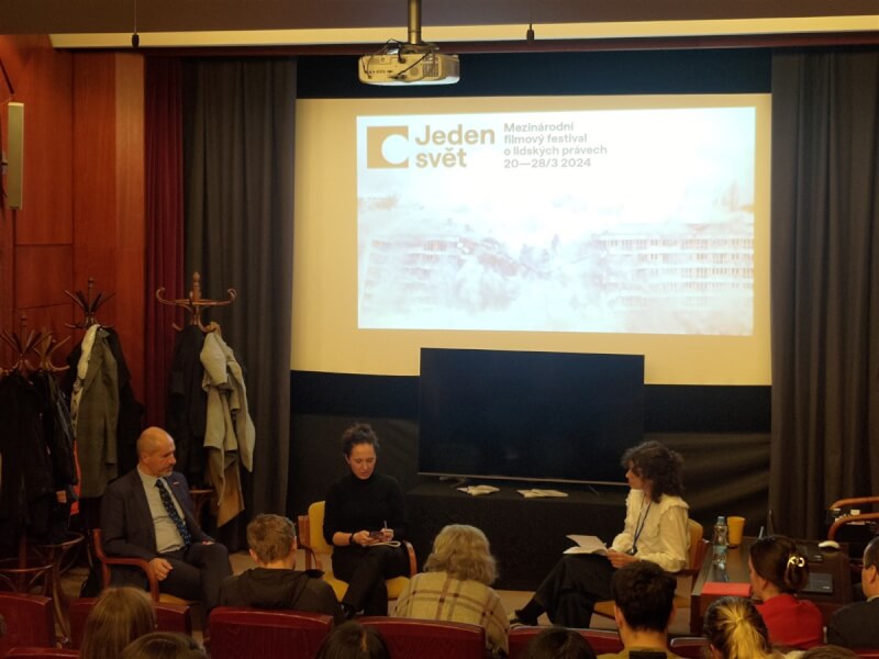 映後由友台眾議員艾克斯納(Martin Exner)(左)及謝納科娃(Jana Sehnálková)(中)共同擔任映後座談嘉賓,向觀眾介紹近年來台捷關係的進展。(駐捷克代表處提供)中央社記者林尚縈柏林傳真 113年3月26日