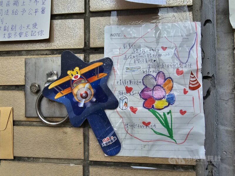 1歲待收養男童疑遭保母虐死案引發社會關注，部分民眾在台北市政府等指定區域放置悼念字條和卡片。（中央社檔案照片）