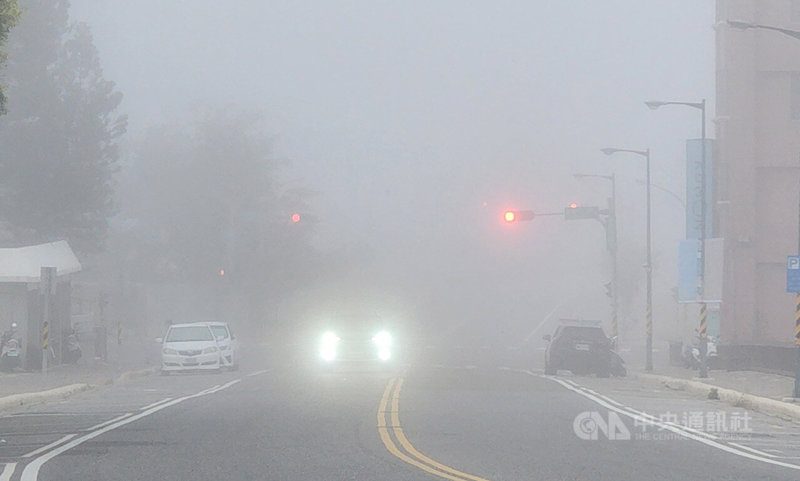 澎湖26日清晨一片霧茫茫，能見度不足200公尺，由於濃霧，濕氣很濃，行車都要開啟霧燈。中央社  113年3月26日