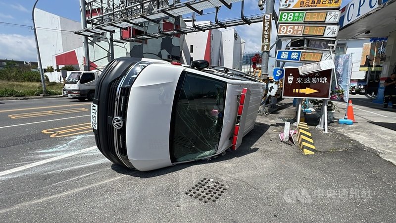 1輛民間救護車26日上午從台東載送病患到玉里醫院，在台東市更生北路、志航路口與自小客車對撞，救護車翻覆滑行約20公尺。中央社記者盧太城台東攝  113年3月26日