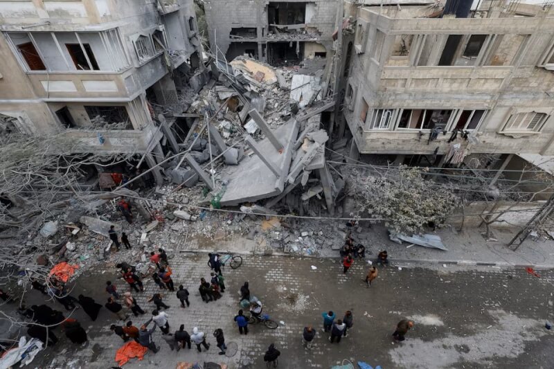 圖為以色列24日攻打加薩走廊南部城市拉法後的房屋殘骸。（路透社）
