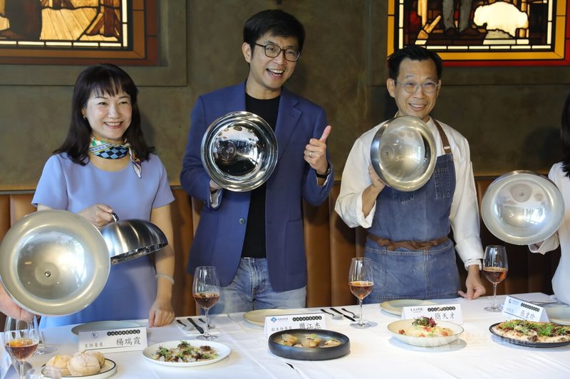 客家委員會27日在高雄市鼓山區舉行「星級主廚,春豐客庄宴」活動,客委會副主委周江杰(中)、高雄市客委會主委楊瑞霞(左)、米其林綠星主廚簡天才(右)開箱7道料理。中央社記者張已亷攝 113年3月27日