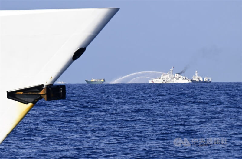 中國海警與海上民兵船23日包夾圍堵菲國海巡艇，並向菲律賓赴仁愛暗沙補給船多次發射強力水柱。中央社特約記者Edward Bungubung攝 113年3月27日