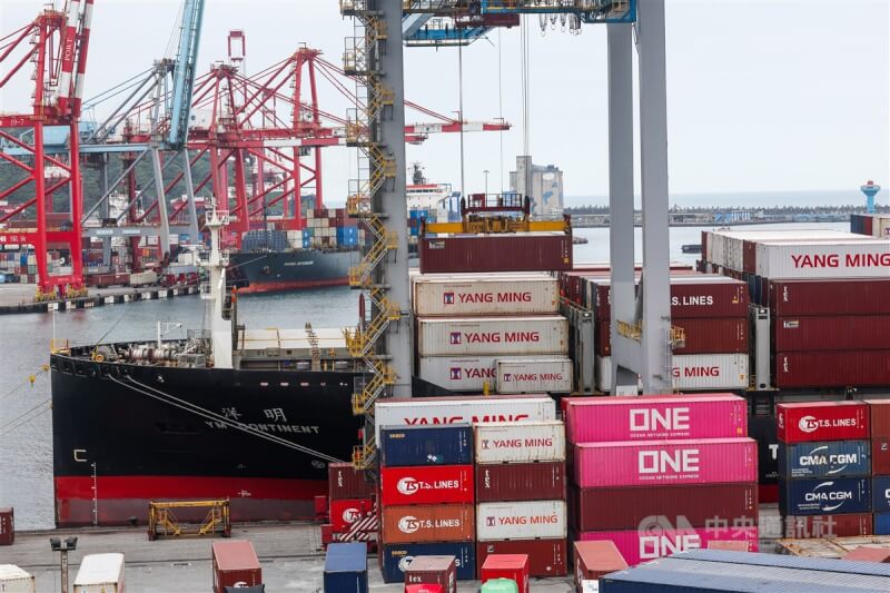 图为基隆港一艘货柜船进行装卸作业。（中央社档案照片）