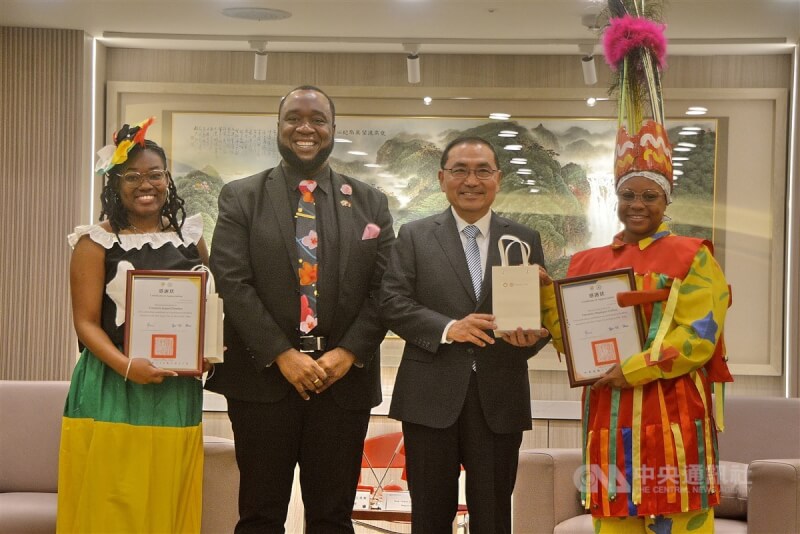 聖克里斯多福及尼維斯駐台大使范東亞(Donya L. Francis)(左2),27日致贈10本克國書籍給新北市長侯友宜(右2);侯友宜也回贈紀念品。中央社記者黃旭昇新北攝 113年3月27日