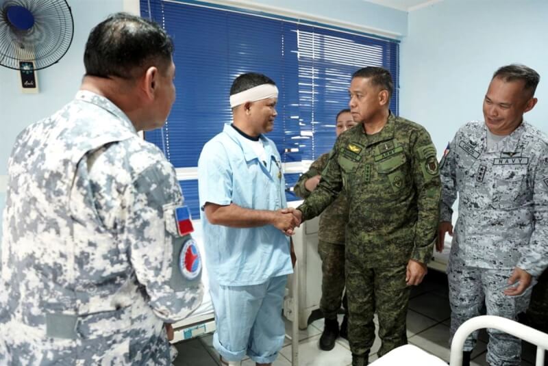 菲律賓參謀總長布勞納（前右2）26日探視因中國在南海噴射強力水柱受傷的人員（左2），並頒發獎章。（菲律賓軍方提供）中央社記者陳妍君馬尼拉傳真 113年3月27日