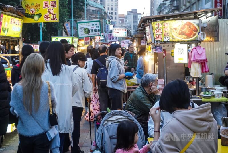 圖為民眾傍晚前往台北寧夏夜市購買食物。（中央社檔案照片）