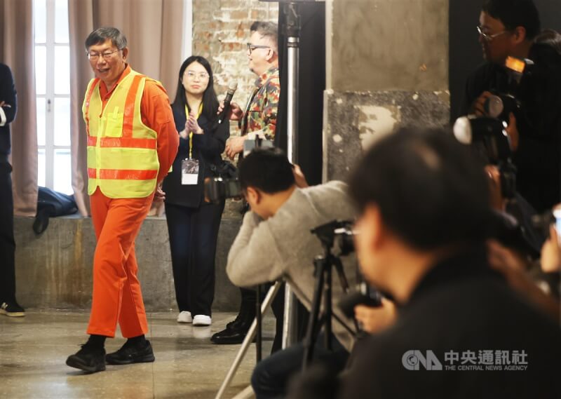 全民大劇團音樂劇「倒垃圾」27日邀請台灣民眾黨主席柯文哲（左）參與演出，出場時媒體紛紛捕捉身影。中央社記者趙世勳攝 113年3月27日