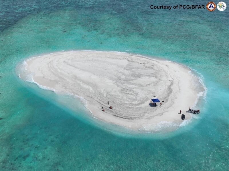 國際媒體21日前往南海鐵線礁，採訪菲律賓科研人員首次在鐵線礁進行的海洋生態調查。（菲律賓海巡署提供）中央社記者陳妍君鐵線礁傳真 113年3月27日