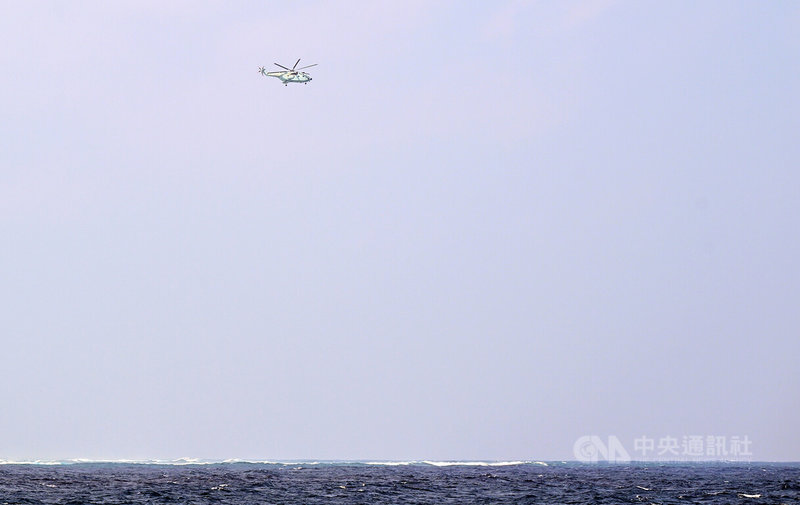 中國海軍派出一架直升機，空中監控菲方在南海鐵線礁進行的海洋生態調查。中央社特約記者Edward Bungubung攝 113年3月27日