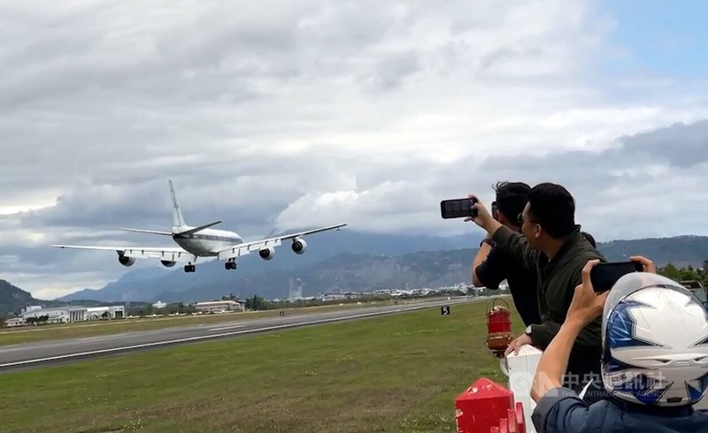 NASA科研機27日下午飛越台東豐年機場,不少航空迷早已在場守候搶拍。中央社記者盧太城台東攝 113年3月27日