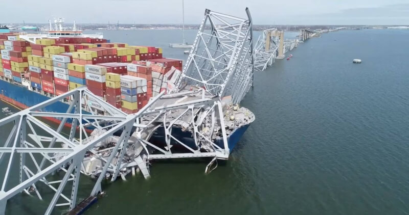 美國馬里蘭州巴爾的摩凱伊橋26日遭貨輪撞斷。（NTSB/Handout via 路透社）