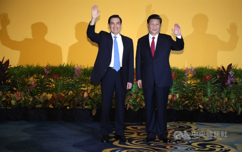 圖為馬英九2015年在新加坡與中國大陸國家主席習近平（右）正式會面，兩人向媒體揮手致意。（中央社檔案照片）