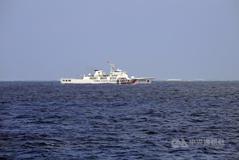 中央社记者21日与国际媒体前往南海铁线礁，目击中国海警5204舰为阻止菲律宾渔业局船只靠近2号珊瑚岩礁，在海上横切拦截这艘公务船前进。中央社特约记者Edward Bungubung摄 113年3月27日