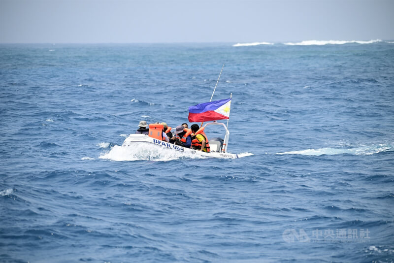 菲律宾科研人员21日首次在南海铁线礁进行海洋生态调查，媒体搭乘刚性充气船从铁线礁返回菲国渔业局船上。中央社特约记者Edward Bungubung摄 113年3月27日