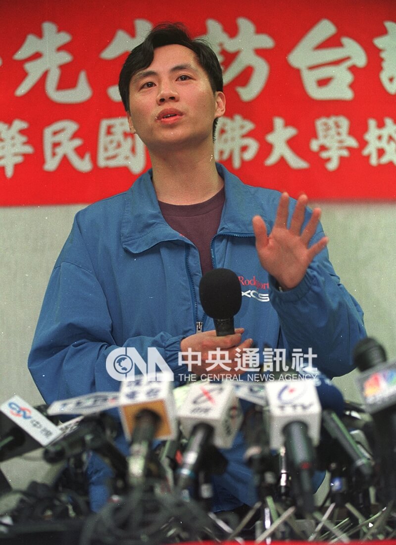 中国民运人士王丹民国88年3月28日下午在台北台大校友会馆举行记者会回答媒体询问时表示，对香港的前途表示担忧悲观。（中央社档案照片）