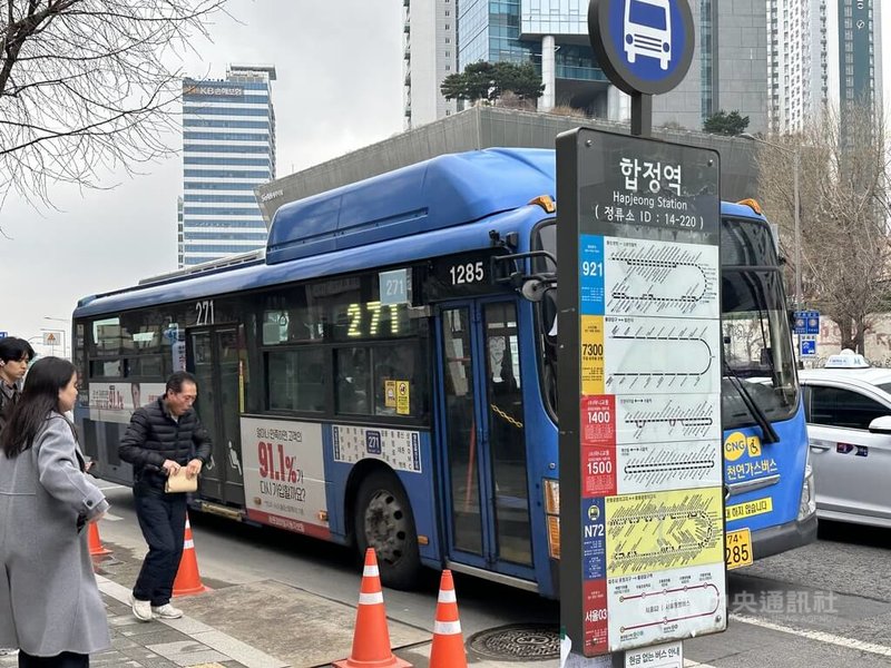 韩国首尔公车工会与资方就加薪谈判28日下午达成共识，宣布停止罢工。图为首尔市内公车站。中央社记者廖禹扬首尔摄 113年3月28日