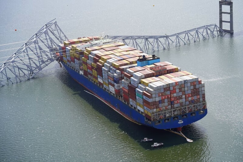 大型货轮DALI号26日从巴尔的摩港启程后撞上凯伊桥。（路透社）