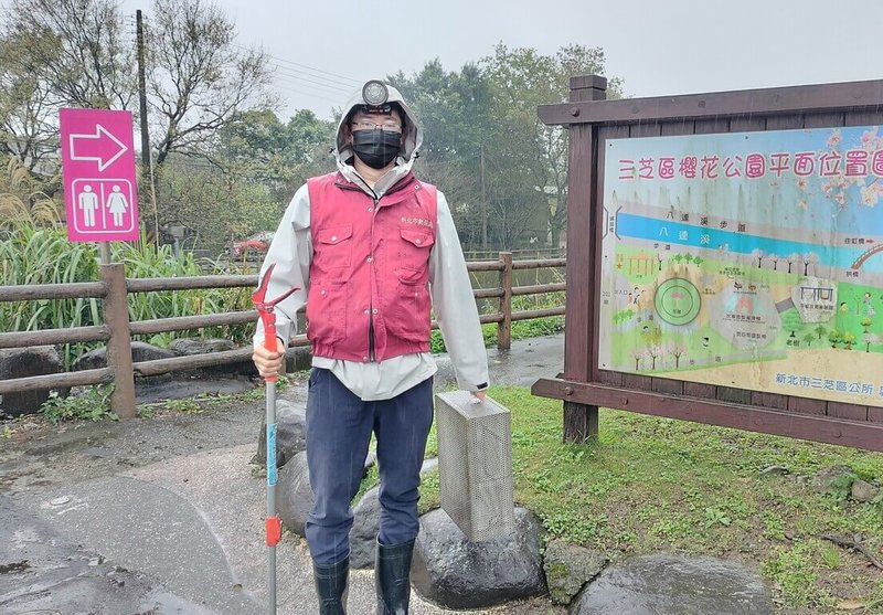新北市三芝區櫻花公園日前有民眾進入公廁打開馬桶蓋時,驚見1條紅黑色、身型細長蛇類盤踞在馬桶上,動保員到場捕捉後,將蛇帶到深山地區野放。(新北市動保處提供)中央社記者王鴻國傳真 113年3月28日