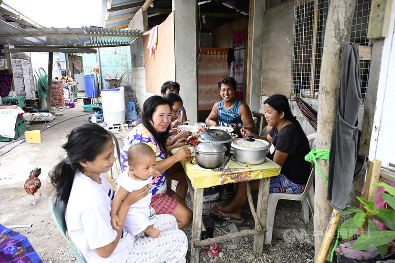 28歲的菲國民眾佛特斯於2019年來到中業島。他跟家人圍坐一桌吃飯，餐桌上有魚、螃蟹等海鮮。中央社特約記者Edward Bungubung攝 113年3月28日