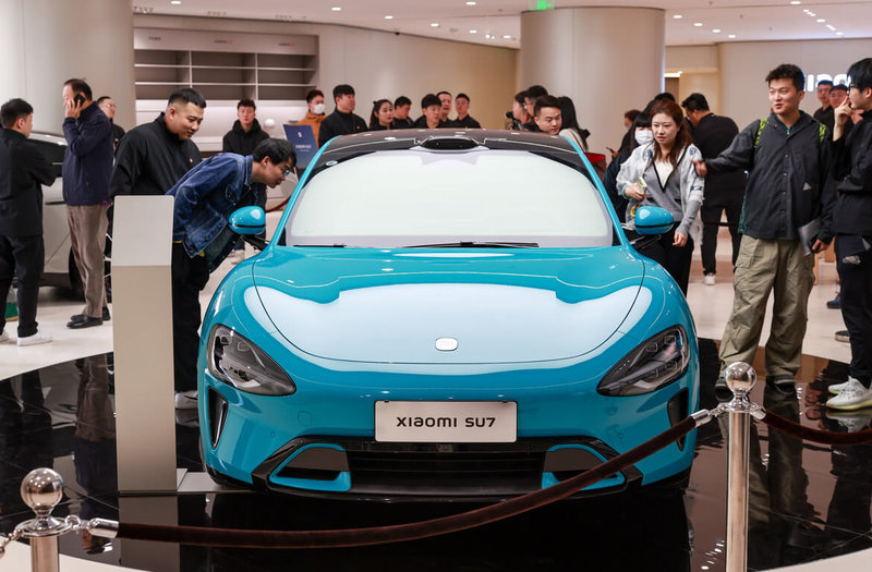 小米28日晚间举行发表会，宣布SU7纯电动汽车正式上市，成为全球首家自主研发制造智慧汽车的手机大厂，在中国引发轰动。图为3月25日，小米汽车旗舰店在北京正式开业，展示SU7。（中新社提供）中央社  113年3月28日