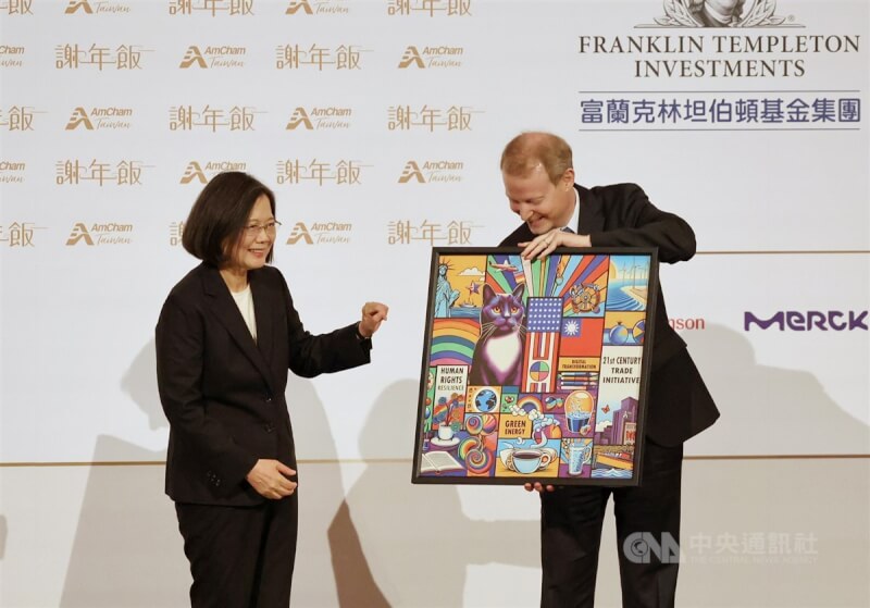 台灣美國商會第56屆「謝年飯」晚宴活動28日在台北舉行，美國商會理事長席佛（Dan Silver）（右）會中致贈總統蔡英文（左）一幅AI生成畫作。中央社記者王飛華攝　113年3月28日