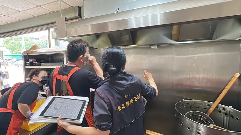 台中市1家知名爌肉飯店將燙熟的豬肉放置路邊晾曬,食安處人員獲報前往稽查,發現店內抽油煙機、風扇積塵等,多項不潔已限期改善。(民眾提供)中央社記者趙麗妍傳真 113年3月28日