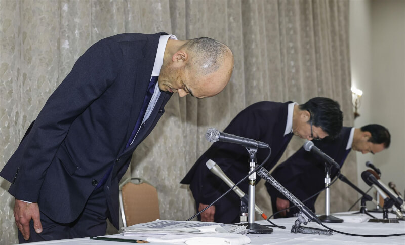 寶塚歌劇團母公司「阪急阪神控股」會長等人28日在記者會上向家屬鞠躬致歉。（共同社）