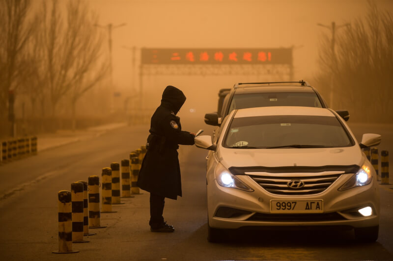 图为内蒙古二连浩特市出现沙尘暴天气。（中新社）