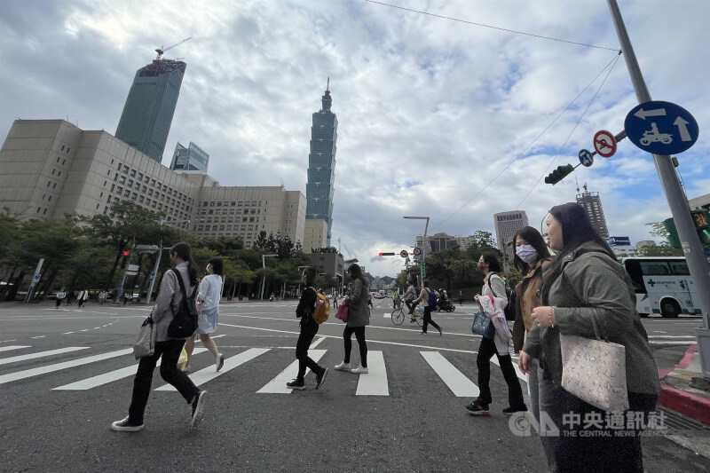 图为台北市信义区上班时间街头一景。（中央社档案照片）