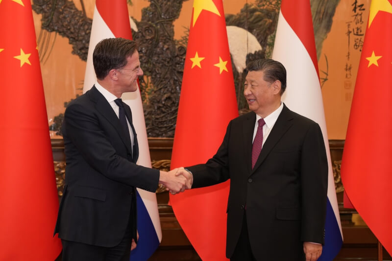 荷蘭總理呂特（左）27日與中國國家主席習近平（右）會晤。（圖取自twitter.com/MinPres）