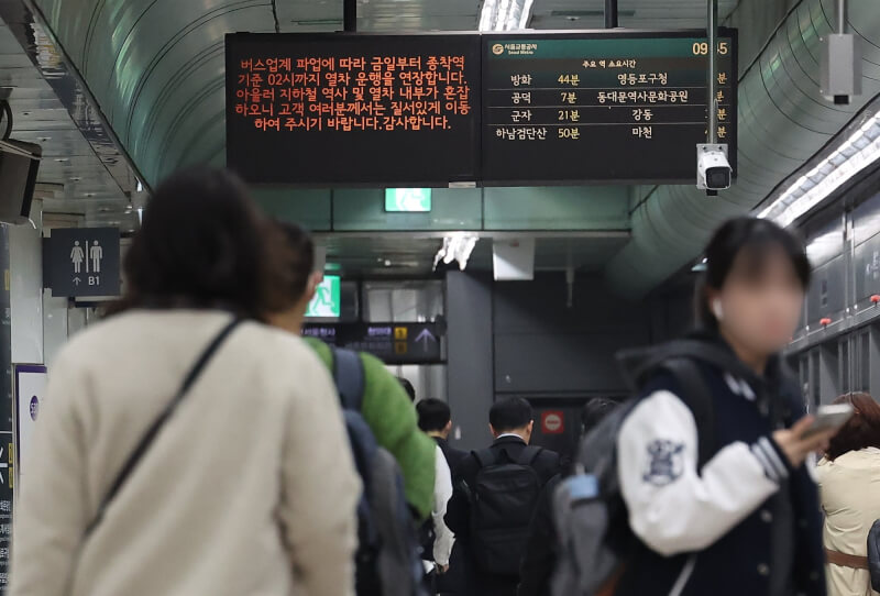 首爾市公車司機28日開始罷工，車站月台的告示牌顯示地鐵延長營運時間訊息。（韓聯社）