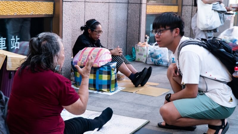 青少年學生擔任志工，關懷無家者。（天河基金會提供）