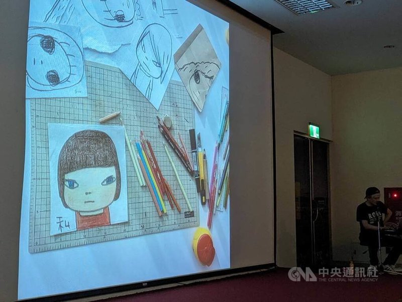 日本藝術家奈良美智29日在澎湖生活博物館演說，分享2021年COVID-19疫情隔離期間在台南畫的隨筆畫作，還有當時的工作桌。中央社記者王寶兒攝  113年3月29日