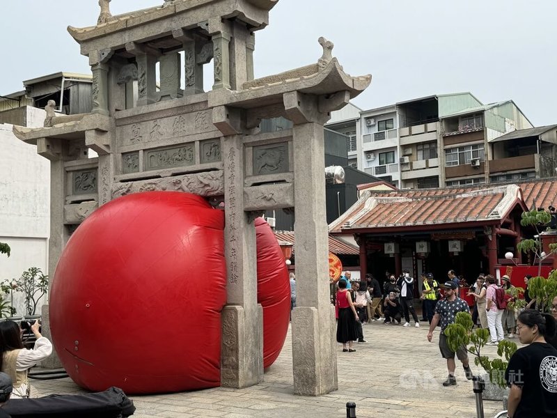 美國藝術家波希克（Kurt Perschke）在台南市發起「紅球計畫」，29日在市定古蹟風神廟接官亭啟動，充氣作業約半小時。中央社記者張榮祥台南攝 113年3月29日
