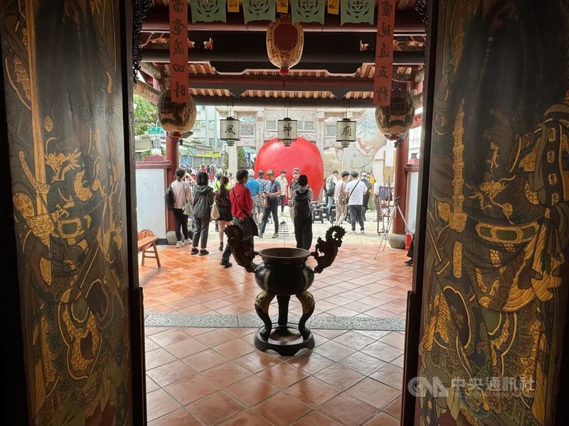 美國藝術家波希克（Kurt Perschke）在台南市發起「紅球計畫」，29日在市定古蹟風神廟接官亭啟動，將連續10天在台南不同景點現身。中央社記者張榮祥台南攝 113年3月29日