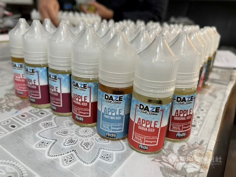 台北市信義區經營潮牌公仔店的陳姓男子涉販售違法電子菸油,警方在倉庫及牆壁內發現2630瓶電子菸油,將陳男依藥事法等法送辦。(翻攝畫面)中央社記者劉建邦傳真 113年3月29日