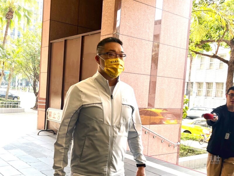 名嘴朱學恒（中）曾2度強吻國民黨台北市議員鍾沛君。（中央社檔案照片）