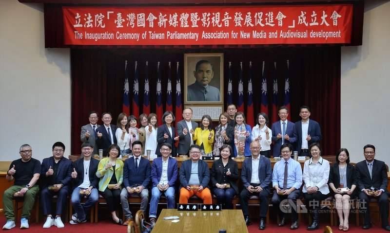 民进党立委林楚茵（后排右7）发起的立法院「台湾国会新媒体暨影视音发展促进会」，29日在立法院举行成立大会，文化部长史哲（后排右8）出席并合影。中央社记者王飞华摄  113年3月29日